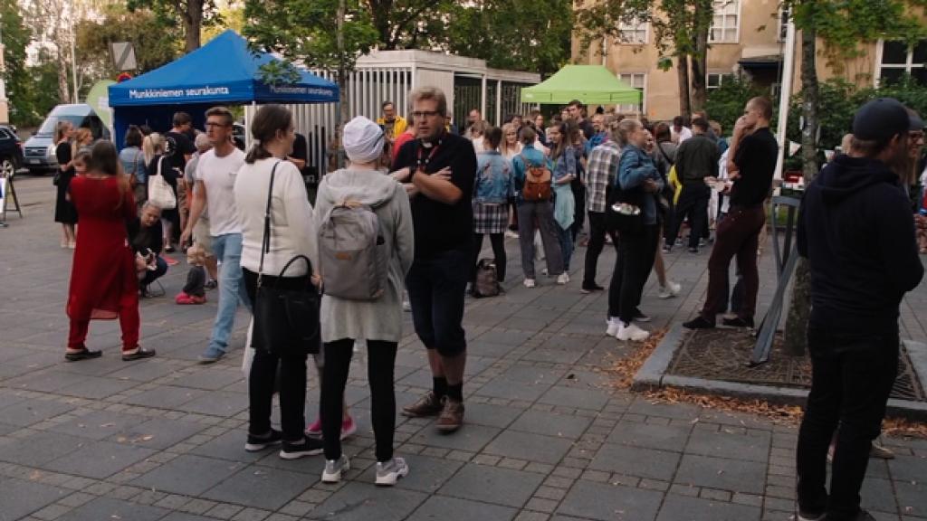 Dokumenttielokuva jumalanpalvelusyhteisöistä. Se kertoo evankeliumin elämää muuttavasta voimasta ja paljastaa kirkossa kukoistavan yhteisöllisyyden. Se vie kierrokselle Suomen evankelis-luterilaisen kirkon sisällä kukoistaviin yhteisöihin – aina pääkaupungista napapiirille asti. Katsottavissa vain suorana.