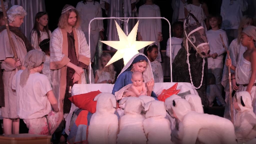 Jippiin upeassa musikaalissa hypätään Raamatun tapahtumien keskiöön. Virtasten perheen elämä on isojen kysymysten, surun ja ihmetyksen keskellä. Esityksessä on mukana iso tekijäjoukko: kuoro, suuri joukko lapsinäyttelijöitä sekä päärooleissa muutama aikuinen.