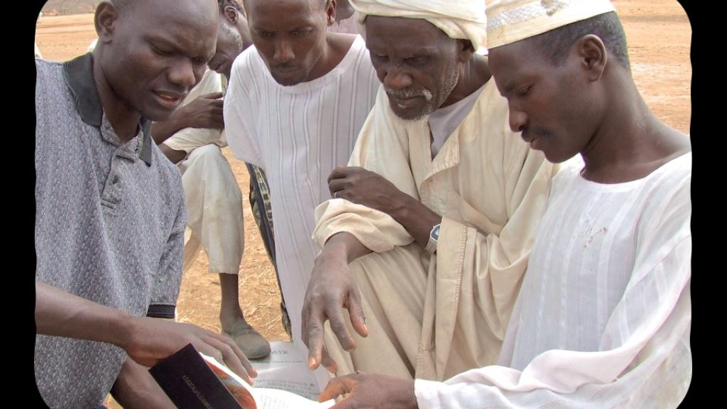 Rohkeat etulinjan evankelistat kulkevat Nigerian vaikeimmilla alueilla ja julistavat evankeliumia. Useita terroristeja ja islamilaisia johtajia on tullut uskoon. Uskoontulleiden elämässä tapahtuu kokonaisvaltainen muutos - vainoajasta Jeesuksen seuraajaksi.