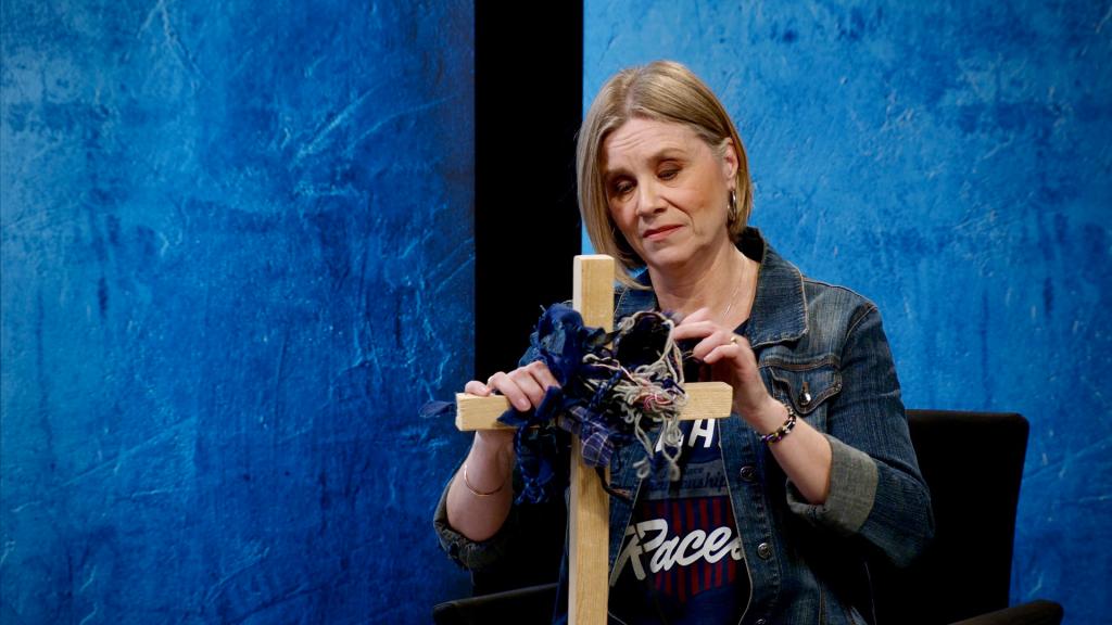 Meidän sairautemme hän kantoi, meidät kipumme hän sälytti päällensä. Hän on lunastaja, pelastaja, vapahtaja.