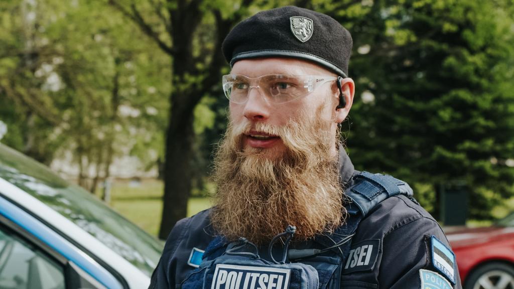 Mis toimub politseiniku sees, kui ta kihutab väljakutsele, kus teda võib oodata perevägivald, traagiline surmateade või inimene, kes on otsustanud, et ei suuda enam elada? Need hetked jäävad tihti avalikkuse eest varjule. Just sinna viib meid esimene saade.

Vaatame politsei tööd läbi kaplani pilgu - inimese pilgu, kes seisab nii politseinike kui ka kannatanute kõrval nende kõige raskematel hetkedel. Kuidas aitab usk Jumalasse sellest kõigest läbi tulla?