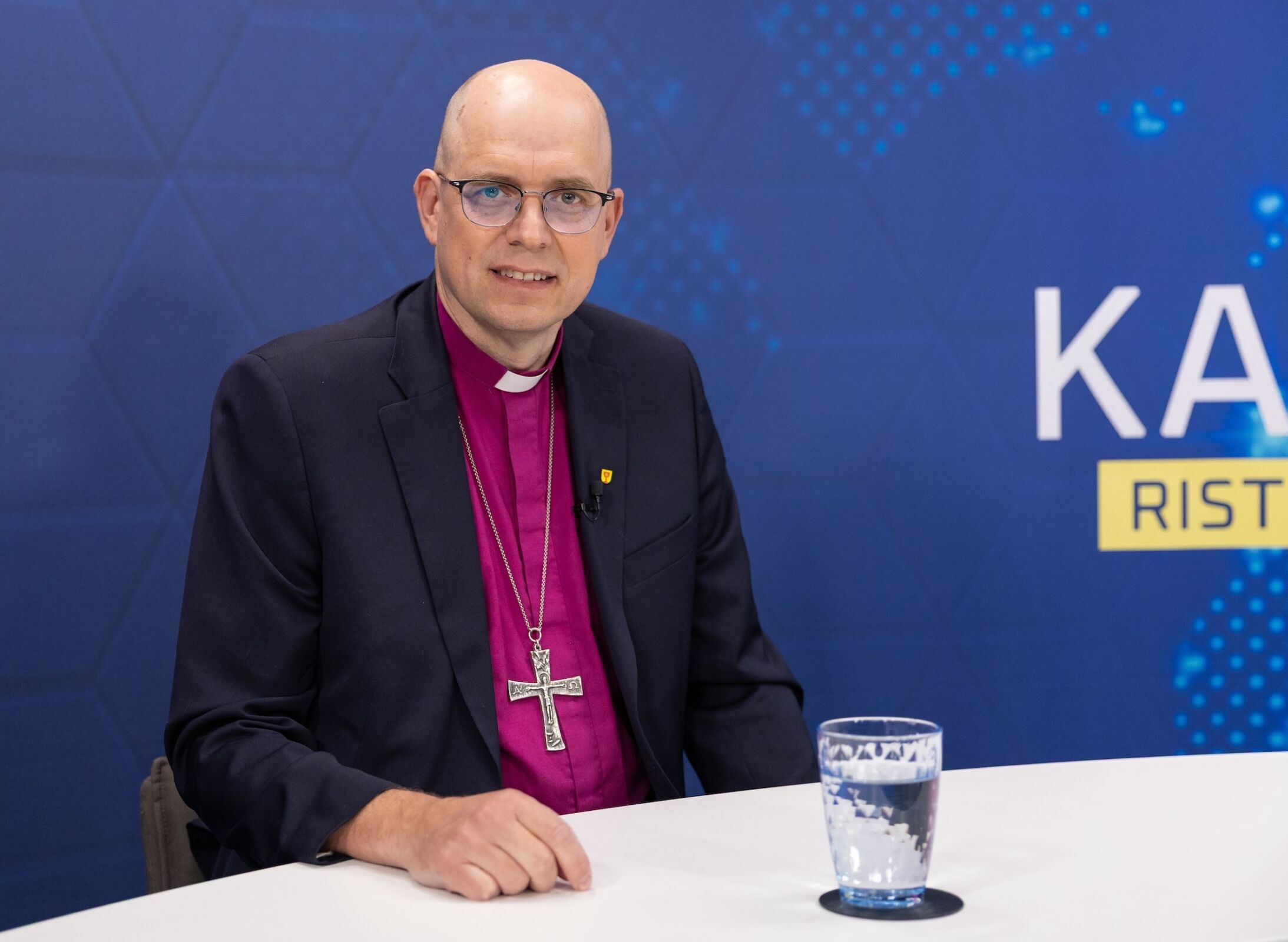 Seurataanko kirkossa ajan henkeä vai Raamattua? Piispa Juhana Pohjola avaa kirkkokuntia repivää murrosta